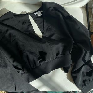 Glamorous “Opening Up” v neck crop top slit and bow back